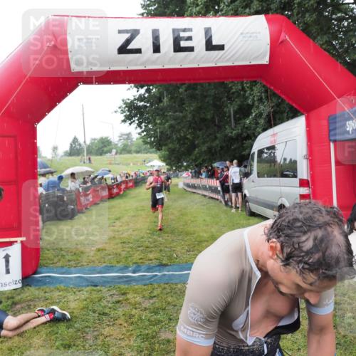 21.06.2025 - 27. Vierlanden-Triathlon MichiJ http://msf.ph/oto/8044553 15.06.2026 13:47:35 Ziel 1118, 1124, 1145 meine-sportfotos.de