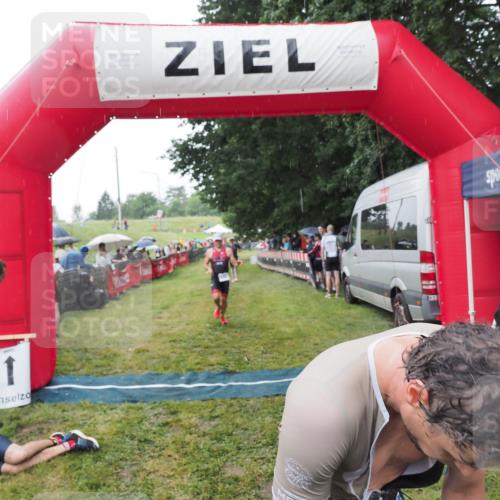 21.06.2025 - 27. Vierlanden-Triathlon MichiJ http://msf.ph/oto/8044555 15.06.2026 13:47:35 Ziel 1118, 1124, 1145 meine-sportfotos.de