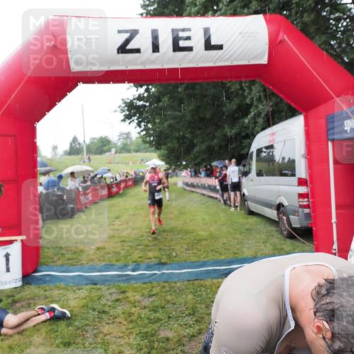 21.06.2025 - 27. Vierlanden-Triathlon MichiJ http://msf.ph/oto/8044557 15.06.2026 13:47:35 Ziel 1118, 1124, 1145 meine-sportfotos.de