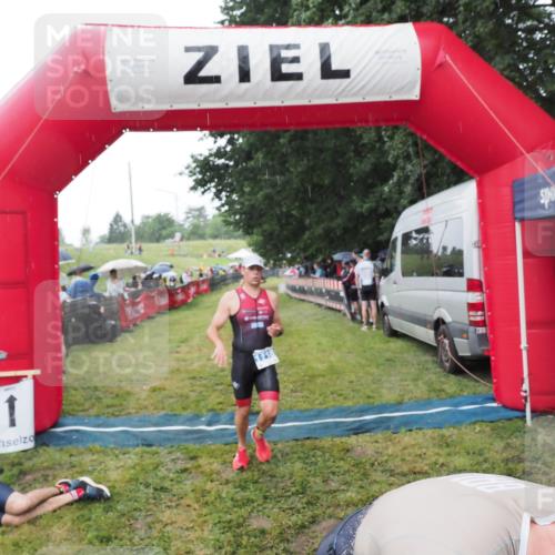 21.06.2025 - 27. Vierlanden-Triathlon MichiJ http://msf.ph/oto/8044574 15.06.2026 13:47:36 Ziel 1118, 1124, 1145 meine-sportfotos.de