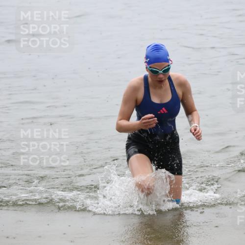 21.06.2025 - 27. Vierlanden-Triathlon Lena Gebhardt http://msf.ph/oto/8044575 15.06.2025 14:40:57 Schwimmen 1321, 1326 meine-sportfotos.de