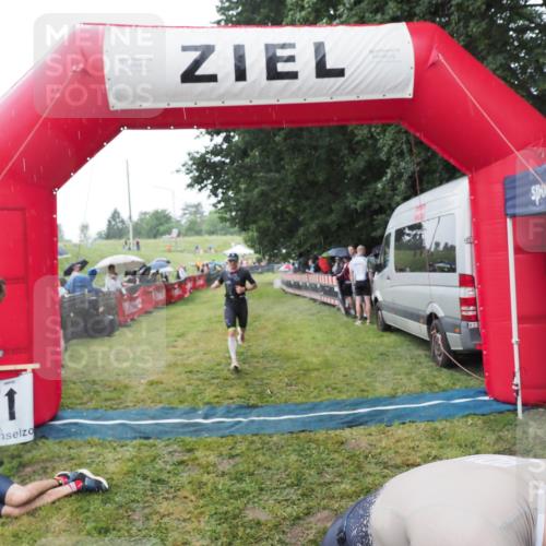 21.06.2025 - 27. Vierlanden-Triathlon MichiJ http://msf.ph/oto/8044577 15.06.2026 13:47:37 Ziel 1118, 1124, 1145 meine-sportfotos.de