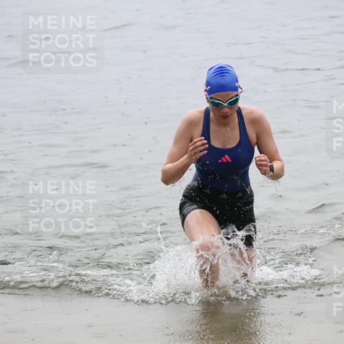 21.06.2025 - 27. Vierlanden-Triathlon Lena Gebhardt http://msf.ph/oto/8044578 15.06.2025 14:40:57 Schwimmen 1321, 1326 meine-sportfotos.de