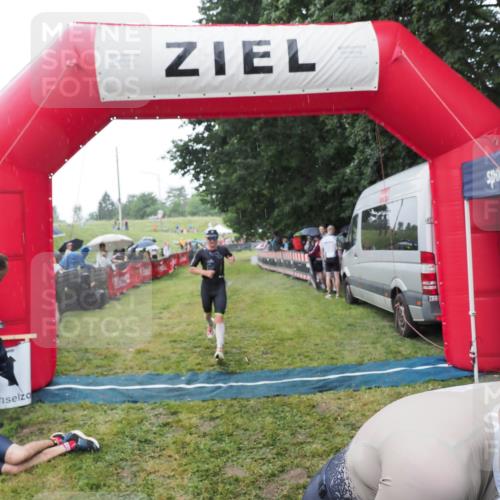 21.06.2025 - 27. Vierlanden-Triathlon MichiJ http://msf.ph/oto/8044583 15.06.2026 13:47:38 Ziel 1118, 1124, 1145 meine-sportfotos.de