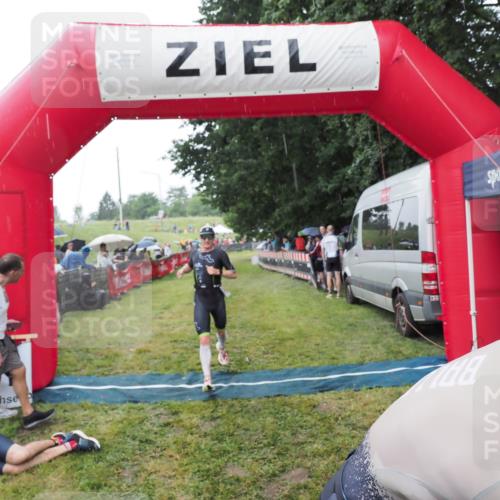 21.06.2025 - 27. Vierlanden-Triathlon MichiJ http://msf.ph/oto/8044589 15.06.2026 13:47:38 Ziel 1118, 1124, 1145 meine-sportfotos.de