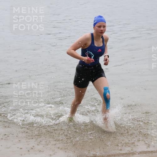 21.06.2025 - 27. Vierlanden-Triathlon Lena Gebhardt http://msf.ph/oto/8044590 15.06.2025 14:40:59 Schwimmen 1321, 1326 meine-sportfotos.de