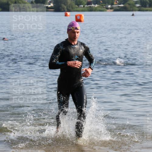 15.06.2025 - 27. Vierlanden-Triathlon Lena Gebhardt http://msf.ph/oto/8044592 15.06.2025 08:36:36 Schwimmen 83 meine-sportfotos.de