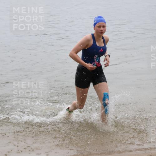 21.06.2025 - 27. Vierlanden-Triathlon Lena Gebhardt http://msf.ph/oto/8044594 15.06.2025 14:40:59 Schwimmen 1321, 1326 meine-sportfotos.de