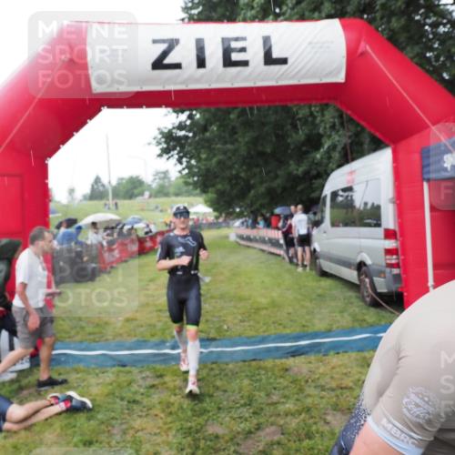 21.06.2025 - 27. Vierlanden-Triathlon MichiJ http://msf.ph/oto/8044595 15.06.2026 13:47:38 Ziel 1118, 1124, 1145 meine-sportfotos.de