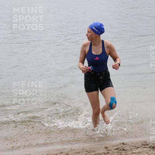 21.06.2025 - 27. Vierlanden-Triathlon Lena Gebhardt http://msf.ph/oto/8044597 15.06.2025 14:40:59 Schwimmen 1321, 1326 meine-sportfotos.de