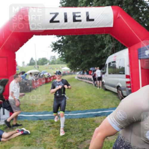 21.06.2025 - 27. Vierlanden-Triathlon MichiJ http://msf.ph/oto/8044598 15.06.2026 13:47:39 Ziel 1118, 1124, 1145 meine-sportfotos.de