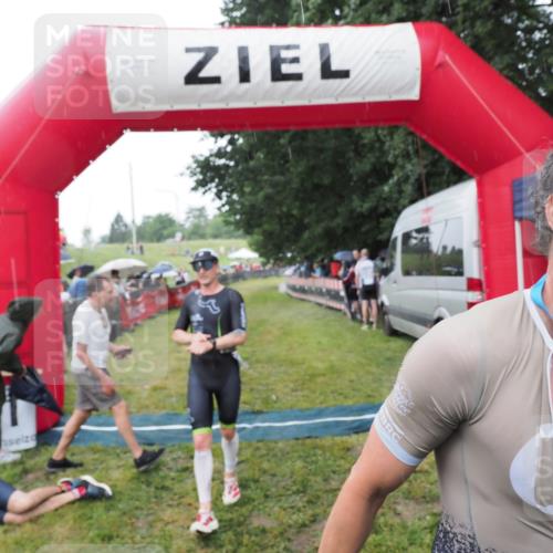 21.06.2025 - 27. Vierlanden-Triathlon MichiJ http://msf.ph/oto/8044602 15.06.2026 13:47:39 Ziel 1118, 1124, 1145 meine-sportfotos.de