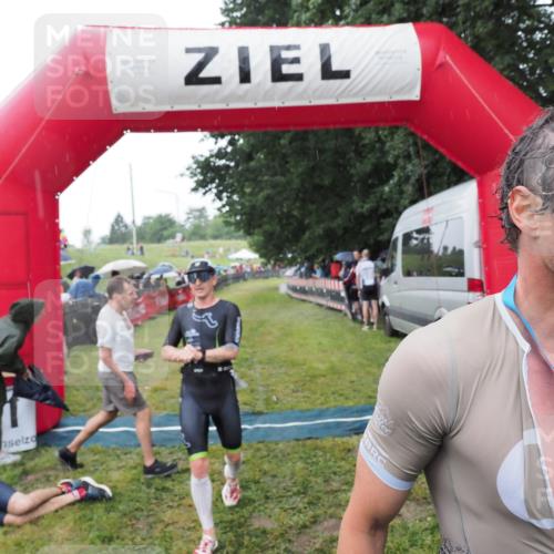 21.06.2025 - 27. Vierlanden-Triathlon MichiJ http://msf.ph/oto/8044604 15.06.2026 13:47:39 Ziel 1118, 1124, 1145 meine-sportfotos.de
