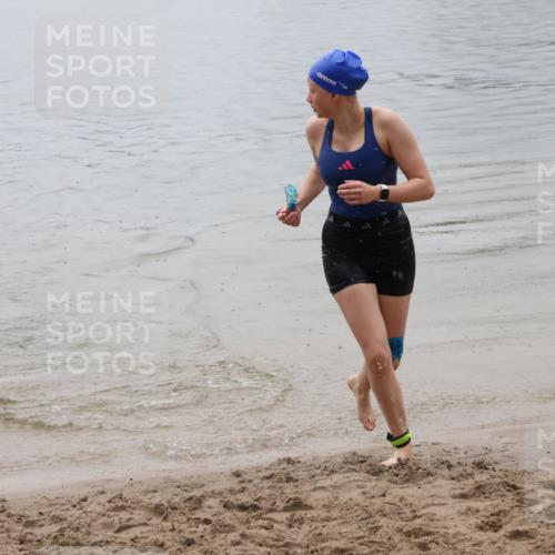 21.06.2025 - 27. Vierlanden-Triathlon Lena Gebhardt http://msf.ph/oto/8044605 15.06.2025 14:41:00 Schwimmen 1321, 1326 meine-sportfotos.de