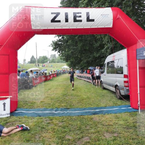 21.06.2025 - 27. Vierlanden-Triathlon MichiJ http://msf.ph/oto/8044606 15.06.2026 13:47:48 Ziel 1153 meine-sportfotos.de