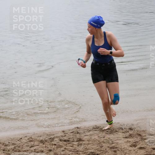 21.06.2025 - 27. Vierlanden-Triathlon Lena Gebhardt http://msf.ph/oto/8044609 15.06.2025 14:41:00 Schwimmen 1321, 1326 meine-sportfotos.de