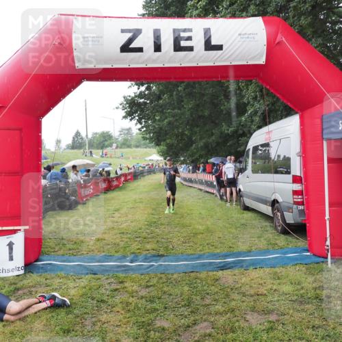 21.06.2025 - 27. Vierlanden-Triathlon MichiJ http://msf.ph/oto/8044610 15.06.2026 13:47:48 Ziel 1153 meine-sportfotos.de