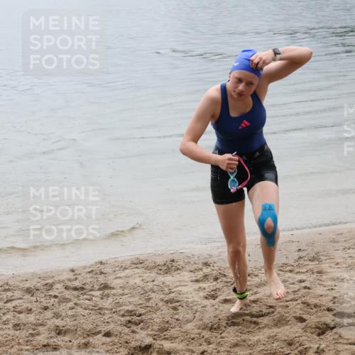 21.06.2025 - 27. Vierlanden-Triathlon Lena Gebhardt http://msf.ph/oto/8044613 15.06.2025 14:41:01 Schwimmen 1321, 1326 meine-sportfotos.de
