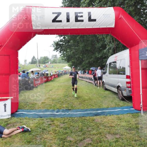 21.06.2025 - 27. Vierlanden-Triathlon MichiJ http://msf.ph/oto/8044616 15.06.2026 13:47:48 Ziel 1153 meine-sportfotos.de
