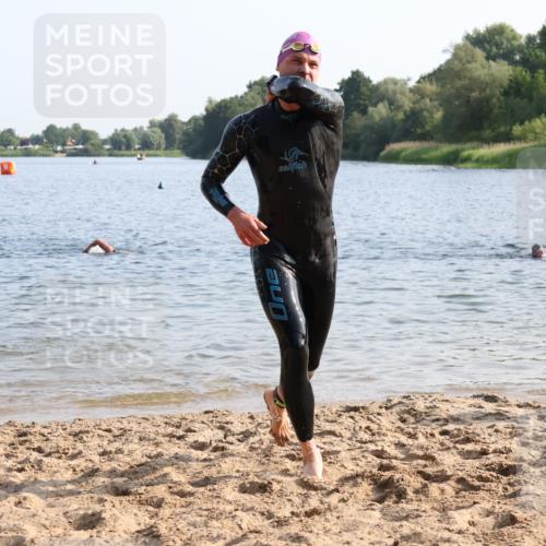 15.06.2025 - 27. Vierlanden-Triathlon Lena Gebhardt http://msf.ph/oto/8044619 15.06.2025 08:36:39 Schwimmen 39, 83 meine-sportfotos.de