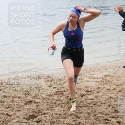 21.06.2025 - 27. Vierlanden-Triathlon Lena Gebhardt http://msf.ph/oto/8044621 15.06.2025 14:41:01 Schwimmen 1321, 1326 meine-sportfotos.de