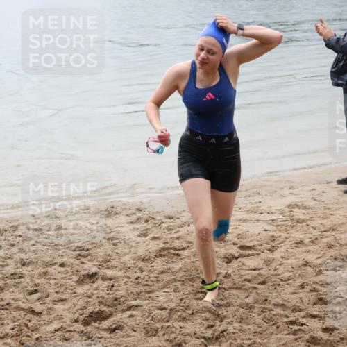 21.06.2025 - 27. Vierlanden-Triathlon Lena Gebhardt http://msf.ph/oto/8044624 15.06.2025 14:41:01 Schwimmen 1321, 1326 meine-sportfotos.de