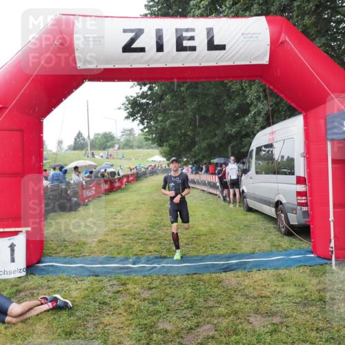 21.06.2025 - 27. Vierlanden-Triathlon MichiJ http://msf.ph/oto/8044625 15.06.2026 13:47:49 Ziel 1153 meine-sportfotos.de