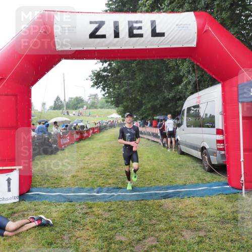 21.06.2025 - 27. Vierlanden-Triathlon MichiJ http://msf.ph/oto/8044627 15.06.2026 13:47:49 Ziel 1153 meine-sportfotos.de