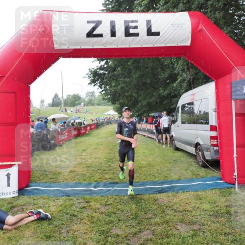 21.06.2025 - 27. Vierlanden-Triathlon MichiJ http://msf.ph/oto/8044629 15.06.2026 13:47:49 Ziel 1153 meine-sportfotos.de