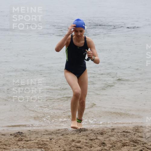 21.06.2025 - 27. Vierlanden-Triathlon Lena Gebhardt http://msf.ph/oto/8044631 15.06.2025 14:41:02 Schwimmen 1321, 1326 meine-sportfotos.de