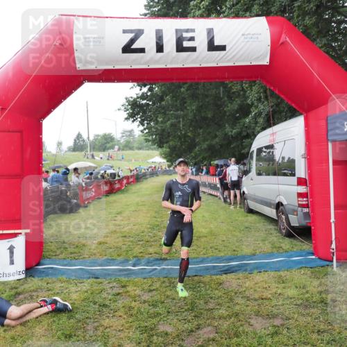 21.06.2025 - 27. Vierlanden-Triathlon MichiJ http://msf.ph/oto/8044632 15.06.2026 13:47:49 Ziel 1153 meine-sportfotos.de