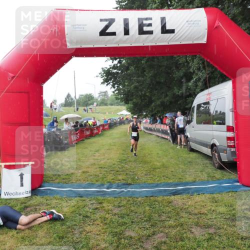 21.06.2025 - 27. Vierlanden-Triathlon MichiJ http://msf.ph/oto/8044636 15.06.2026 13:48:03 Ziel 898 meine-sportfotos.de