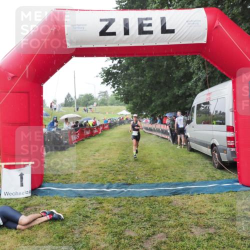 21.06.2025 - 27. Vierlanden-Triathlon MichiJ http://msf.ph/oto/8044638 15.06.2026 13:48:04 Ziel 898 meine-sportfotos.de