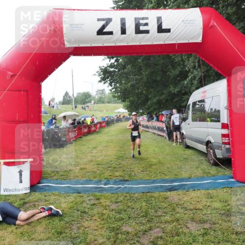 21.06.2025 - 27. Vierlanden-Triathlon MichiJ http://msf.ph/oto/8044642 15.06.2026 13:48:04 Ziel 898 meine-sportfotos.de