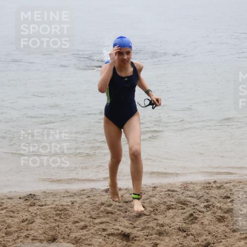 21.06.2025 - 27. Vierlanden-Triathlon Lena Gebhardt http://msf.ph/oto/8044643 15.06.2025 14:41:03 Schwimmen 1321, 1326, 1332 meine-sportfotos.de
