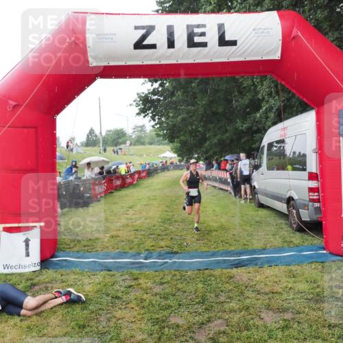 21.06.2025 - 27. Vierlanden-Triathlon MichiJ http://msf.ph/oto/8044646 15.06.2026 13:48:04 Ziel 898 meine-sportfotos.de