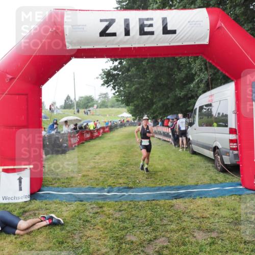 21.06.2025 - 27. Vierlanden-Triathlon MichiJ http://msf.ph/oto/8044649 15.06.2026 13:48:04 Ziel 898 meine-sportfotos.de