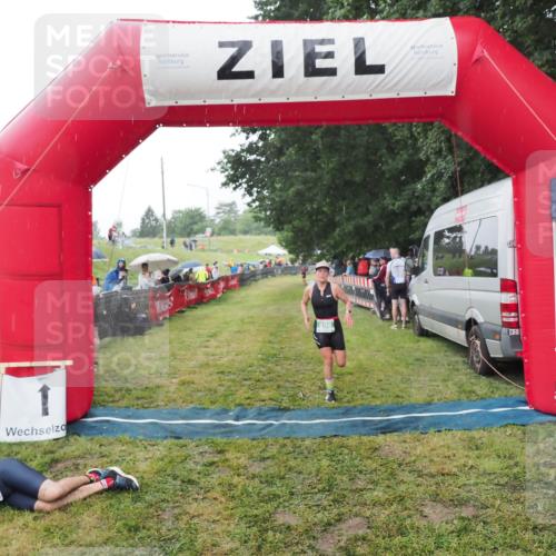21.06.2025 - 27. Vierlanden-Triathlon MichiJ http://msf.ph/oto/8044653 15.06.2026 13:48:04 Ziel 898 meine-sportfotos.de