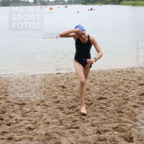 21.06.2025 - 27. Vierlanden-Triathlon Lena Gebhardt http://msf.ph/oto/8044654 15.06.2025 14:41:04 Schwimmen 1321, 1326, 1332 meine-sportfotos.de