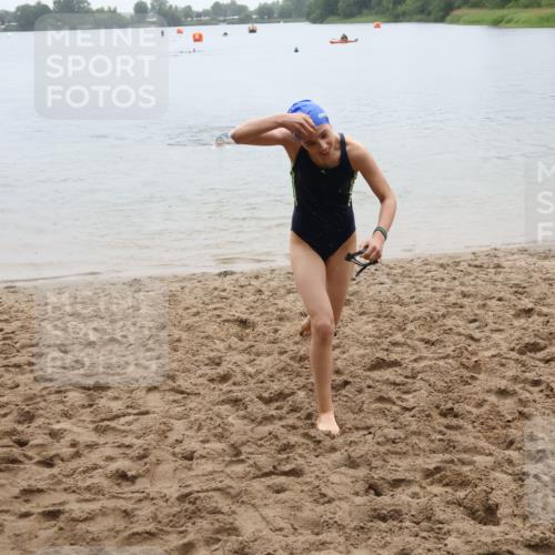 21.06.2025 - 27. Vierlanden-Triathlon Lena Gebhardt http://msf.ph/oto/8044658 15.06.2025 14:41:04 Schwimmen 1321, 1326, 1332 meine-sportfotos.de