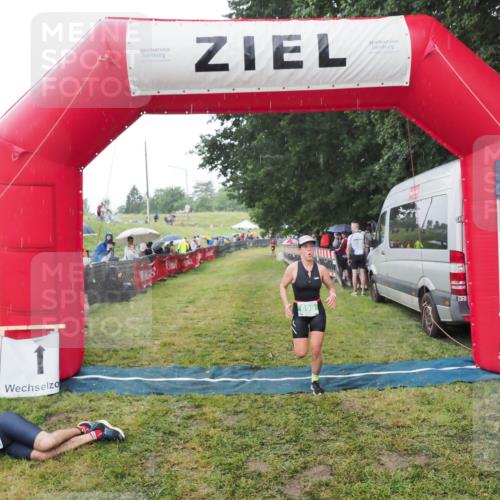 21.06.2025 - 27. Vierlanden-Triathlon MichiJ http://msf.ph/oto/8044659 15.06.2026 13:48:05 Ziel 898 meine-sportfotos.de