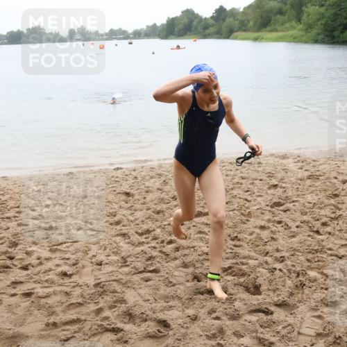 21.06.2025 - 27. Vierlanden-Triathlon Lena Gebhardt http://msf.ph/oto/8044662 15.06.2025 14:41:04 Schwimmen 1321, 1326, 1332 meine-sportfotos.de