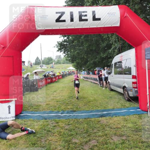 21.06.2025 - 27. Vierlanden-Triathlon MichiJ http://msf.ph/oto/8044663 15.06.2026 13:48:27 Ziel 901 meine-sportfotos.de