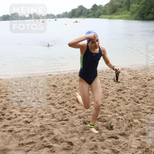 21.06.2025 - 27. Vierlanden-Triathlon Lena Gebhardt http://msf.ph/oto/8044666 15.06.2025 14:41:04 Schwimmen 1321, 1326, 1332 meine-sportfotos.de