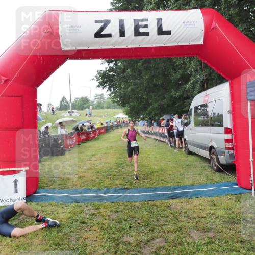 21.06.2025 - 27. Vierlanden-Triathlon MichiJ http://msf.ph/oto/8044669 15.06.2026 13:48:28 Ziel 901 meine-sportfotos.de
