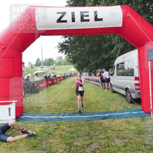 21.06.2025 - 27. Vierlanden-Triathlon MichiJ http://msf.ph/oto/8044674 15.06.2026 13:48:28 Ziel 901 meine-sportfotos.de