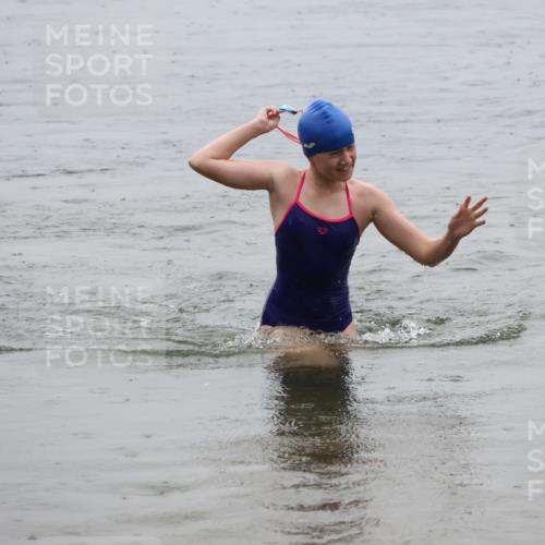 21.06.2025 - 27. Vierlanden-Triathlon Lena Gebhardt http://msf.ph/oto/8044677 15.06.2025 14:41:09 Schwimmen 1321, 1326, 1332 meine-sportfotos.de