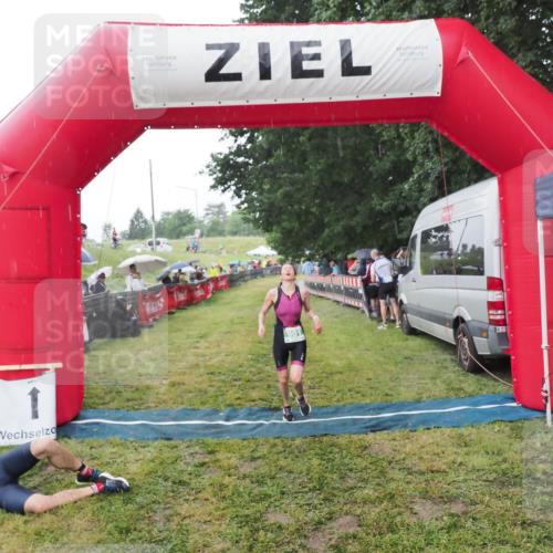 21.06.2025 - 27. Vierlanden-Triathlon MichiJ http://msf.ph/oto/8044678 15.06.2026 13:48:28 Ziel 901 meine-sportfotos.de