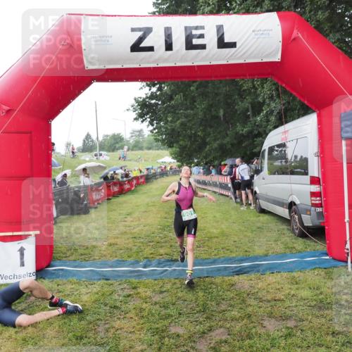 21.06.2025 - 27. Vierlanden-Triathlon MichiJ http://msf.ph/oto/8044680 15.06.2026 13:48:28 Ziel 901 meine-sportfotos.de