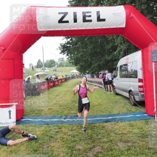 21.06.2025 - 27. Vierlanden-Triathlon MichiJ http://msf.ph/oto/8044682 15.06.2026 13:48:28 Ziel 901 meine-sportfotos.de